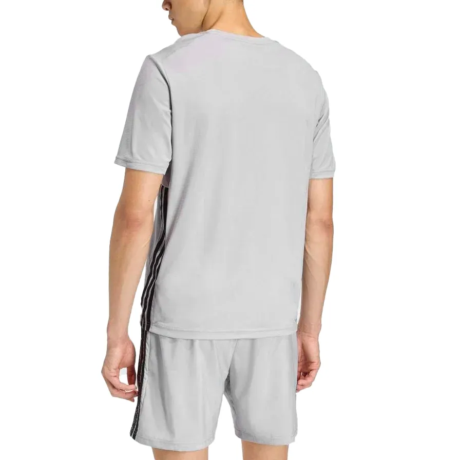 Camiseta Adidas Workout Essentials Masculina Cinza vista com marca Adidas e detalhes das três listras
